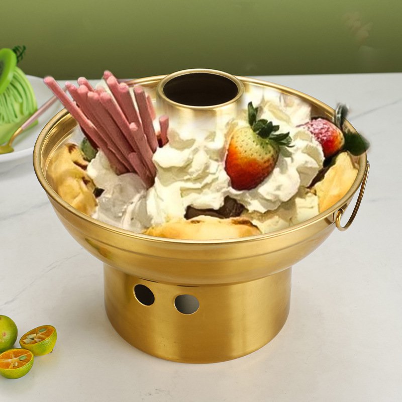 Über rotglühliches eis aus edelstahl, goldene eiscreme-ablage