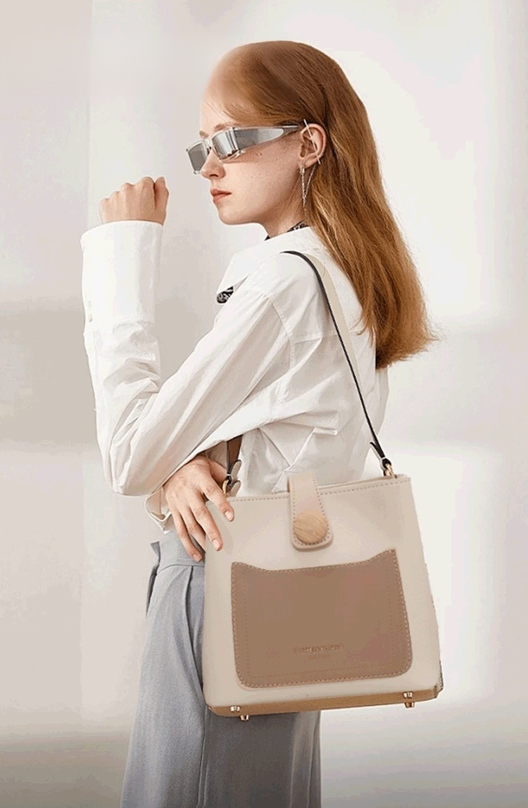 حقيبة دلو عصرية بتصميم اللون المتباين مع حزام كتف عريض