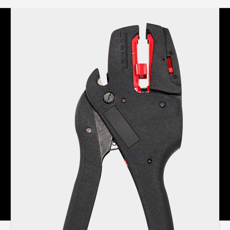 プロ用工具セット内のワイヤーストリッパー