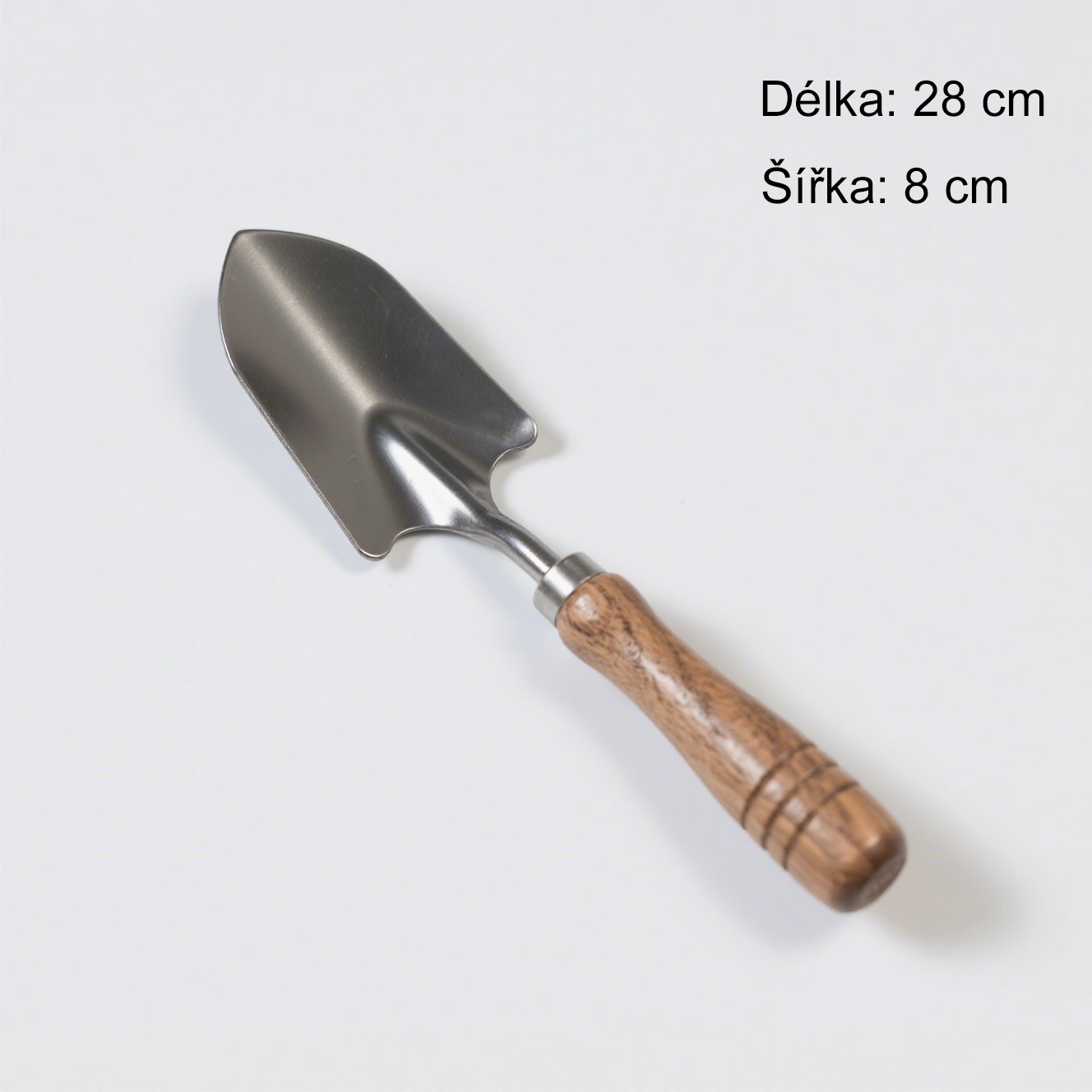 Zahradní lopata při sázení květin