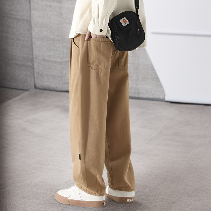 ストリートスタイルを演出するルーズワークパンツ