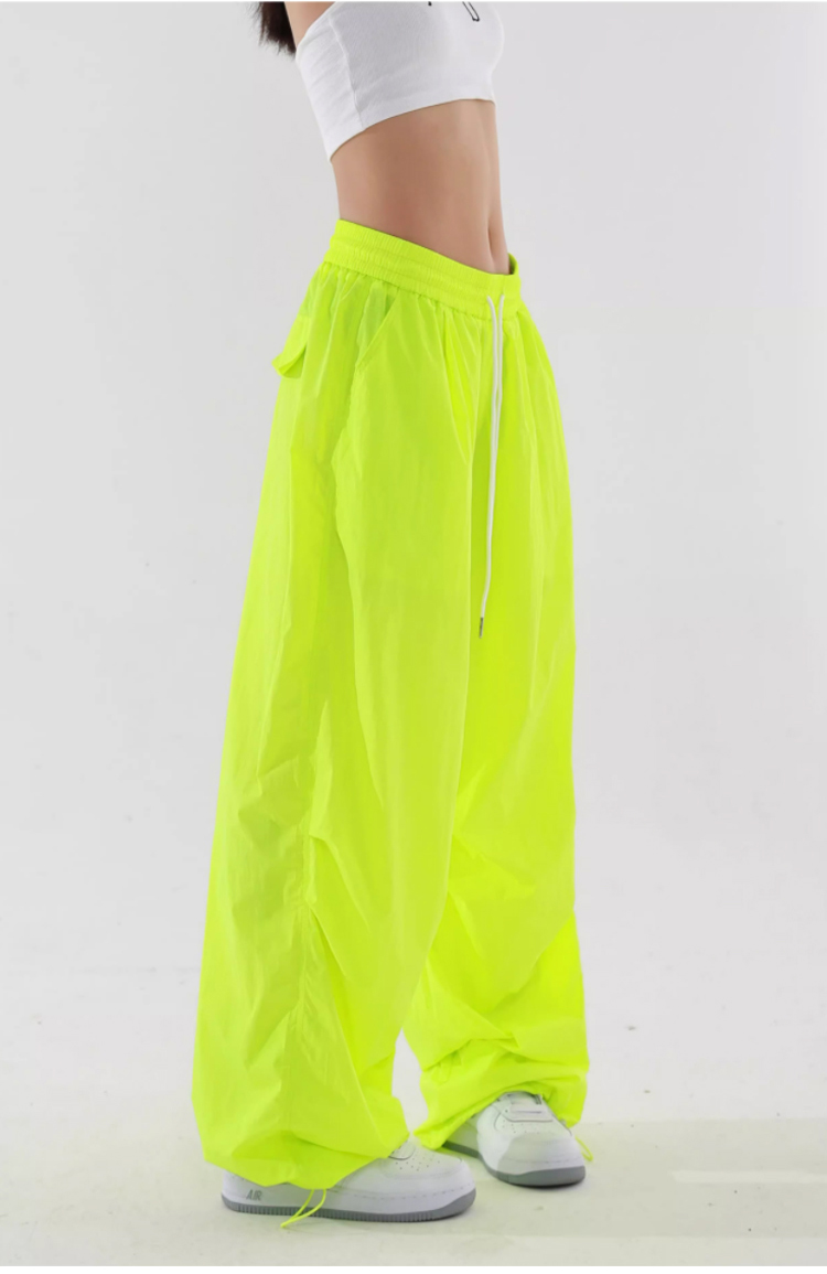 ユニークなカラーバリエーションを揃えたパンツ