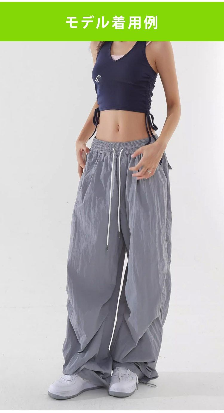 アウトドアや日常に活躍するドーパミンカラーパンツ