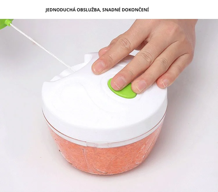 Elektrický mini sekáček při krájení zeleniny