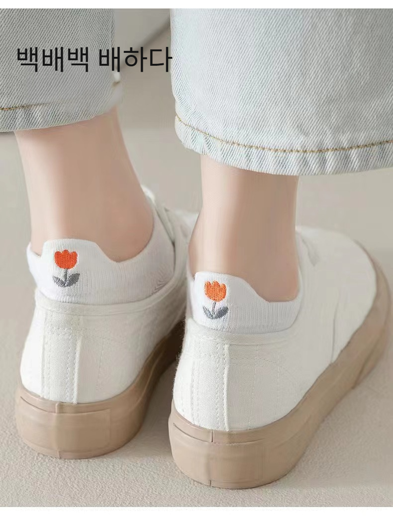 봄가을에 잘 어울리는 여성 화이트 양말