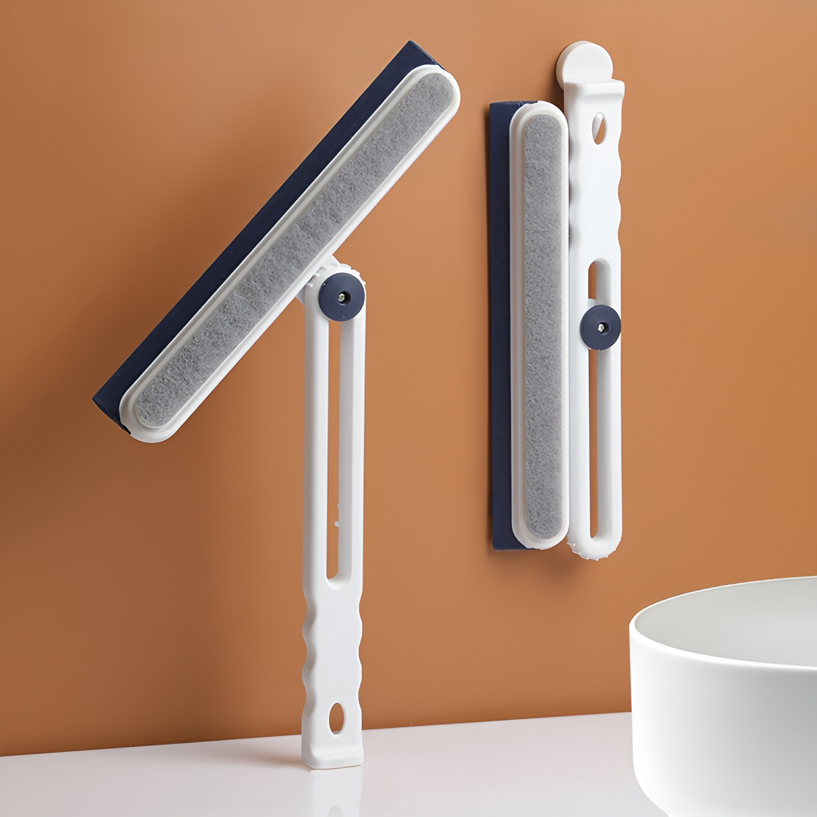 浴室のガラスドアを掃除するスクレーパー