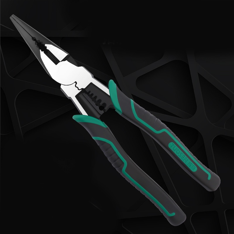 多機能ペンチでネジを締めている様子