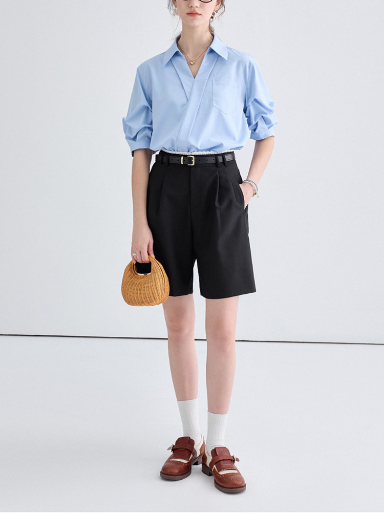 트렌디한 스타일의 여성 V넥 셔츠 코디