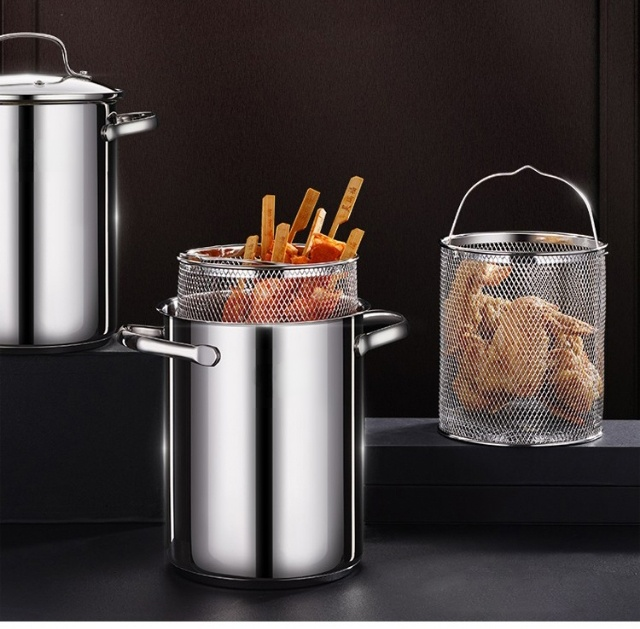 Detail rukojeti nerezové pánve na sporák