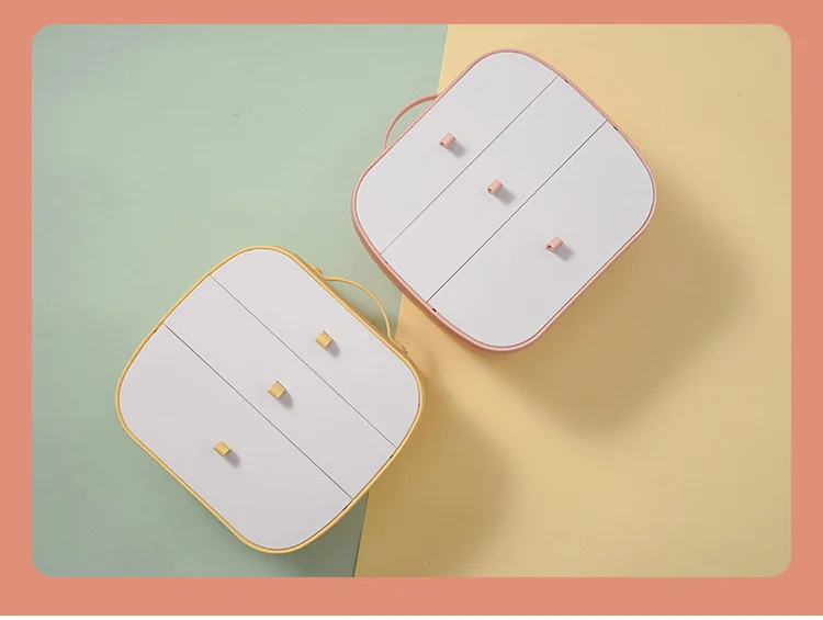 Rendszerezett fehérneműk a fiókrendezőben