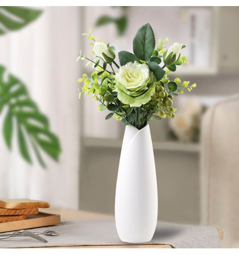 Bílá moderní váza z keramiky