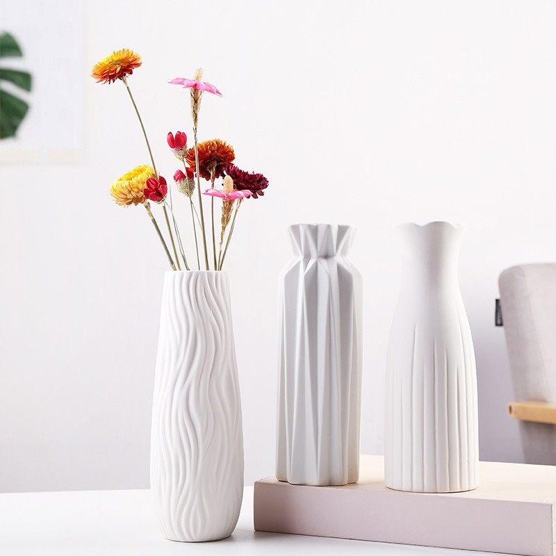 Jednoduchá moderní keramická váza