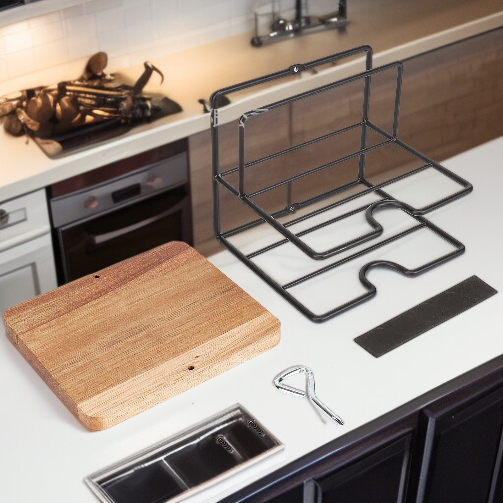 여러 크기의 조미료 병을 담은 선반