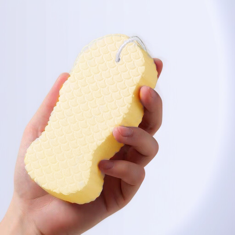 Bath sponge with ergonomic design