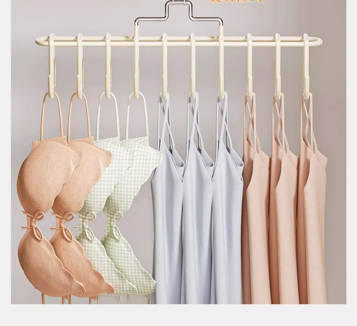 여러 옷을 정리한 회전형 미끄럼 방지 행거