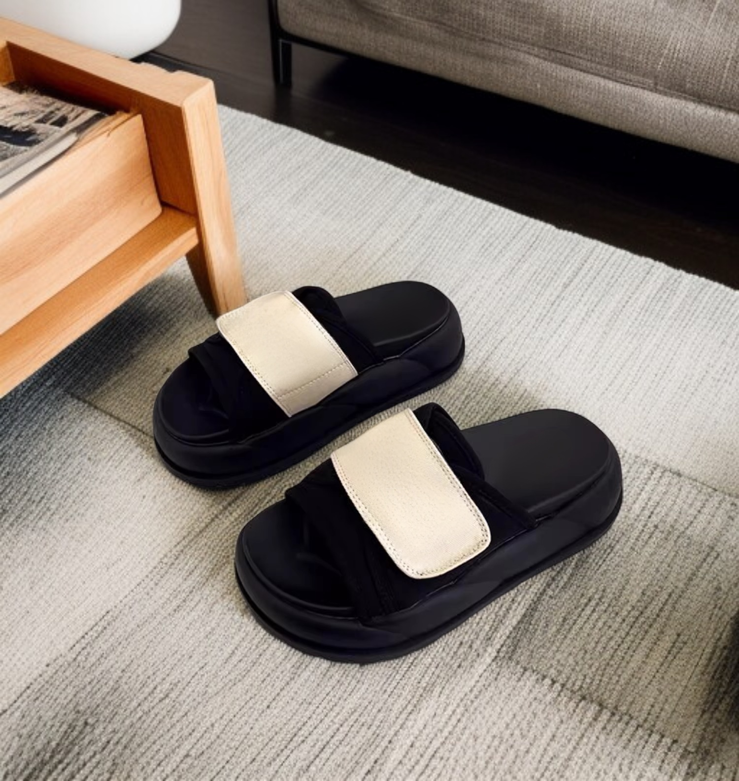 女性のための美しい厚底の身長アップサンダル、夏の屋外でのスカートとの着用に適しています、外出用の2025年の新しいスタイルのフレンチフラットスリッパ