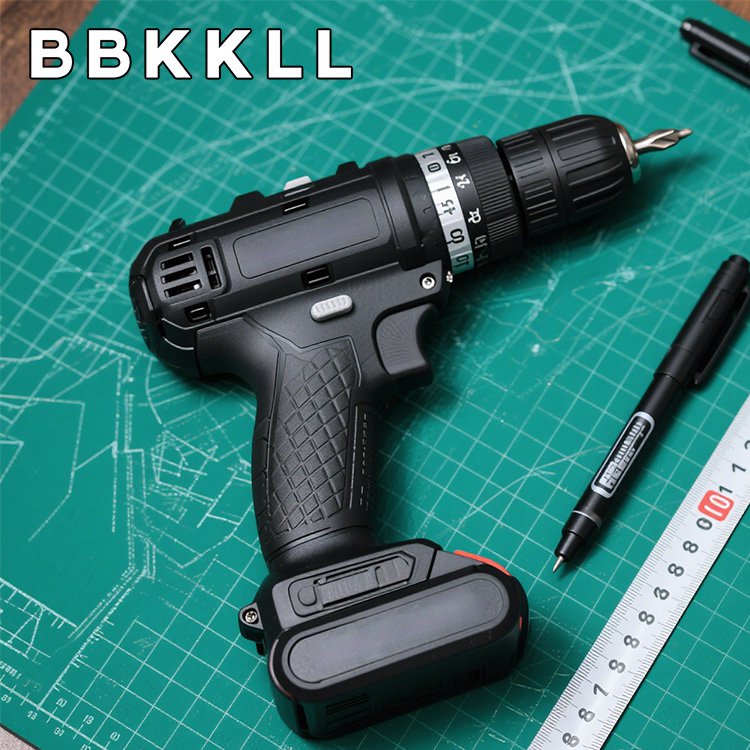 Malá domácí elektrická vrtačka v akci