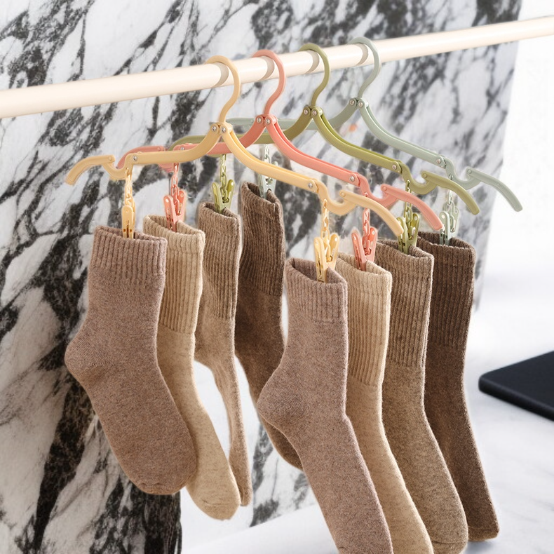 작은 공간에 적합한 컴팩트 옷걸이