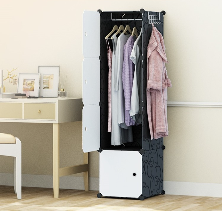 Volně kombinovatelná jednoduchá šatní skříň v moderním designu