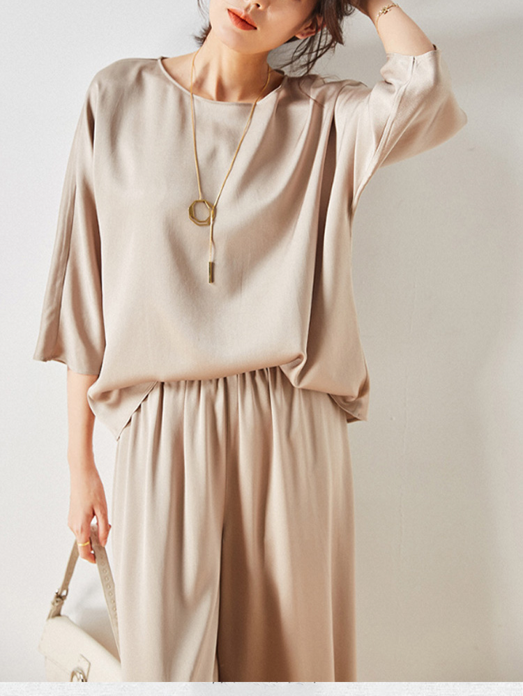 シルク素材の滑らかな質感を強調した女性用ブラウス