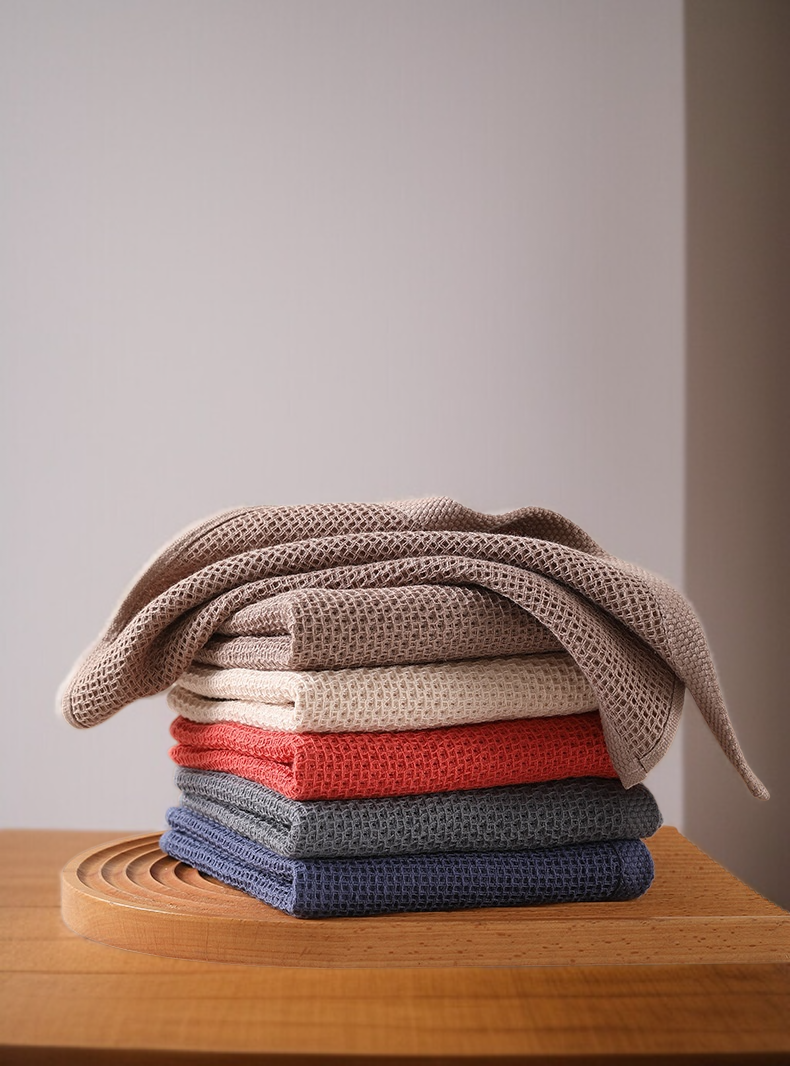 Bavlněná utěrka s včelími buňkami na kuchyňské lince