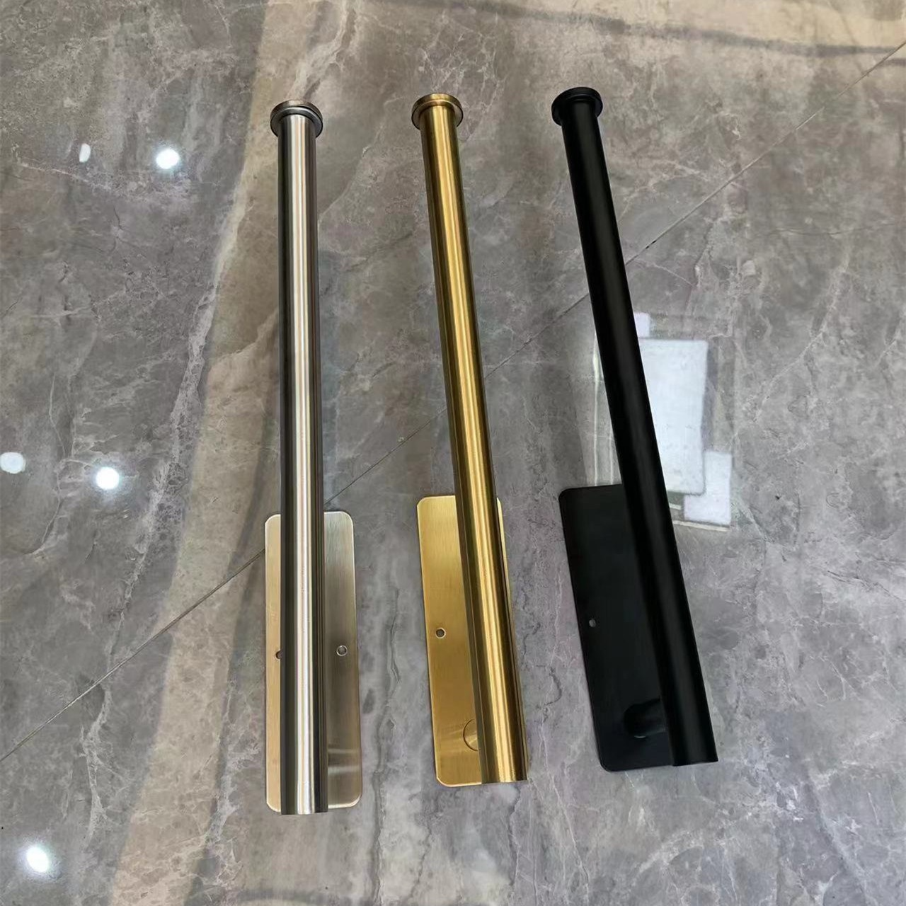 穴あけ不要のステンレス製ペーパーホルダー