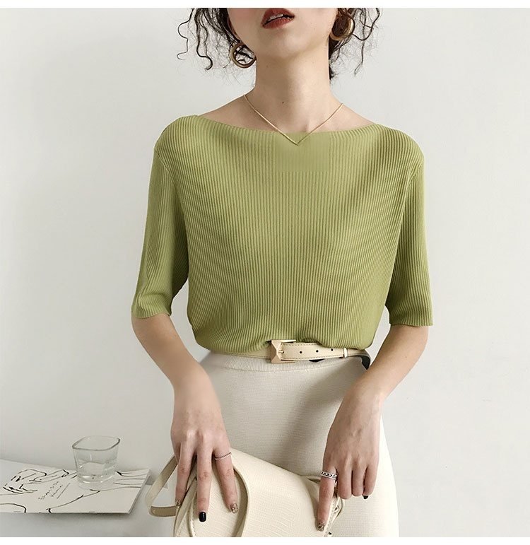 通気性に優れた半袖ニットの生地感