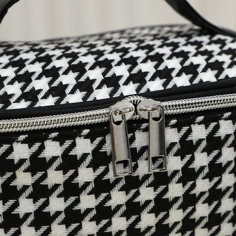 化粧品を整理できる多機能化粧ポーチ