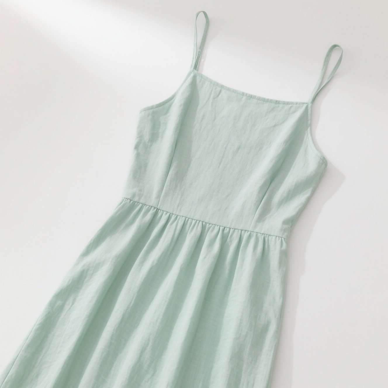ミントグリーンカラーのキャミソールドレス正面写真
