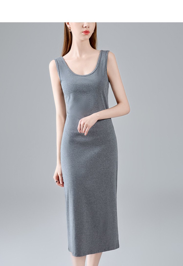 シンプルなタンクドレスの後ろ姿