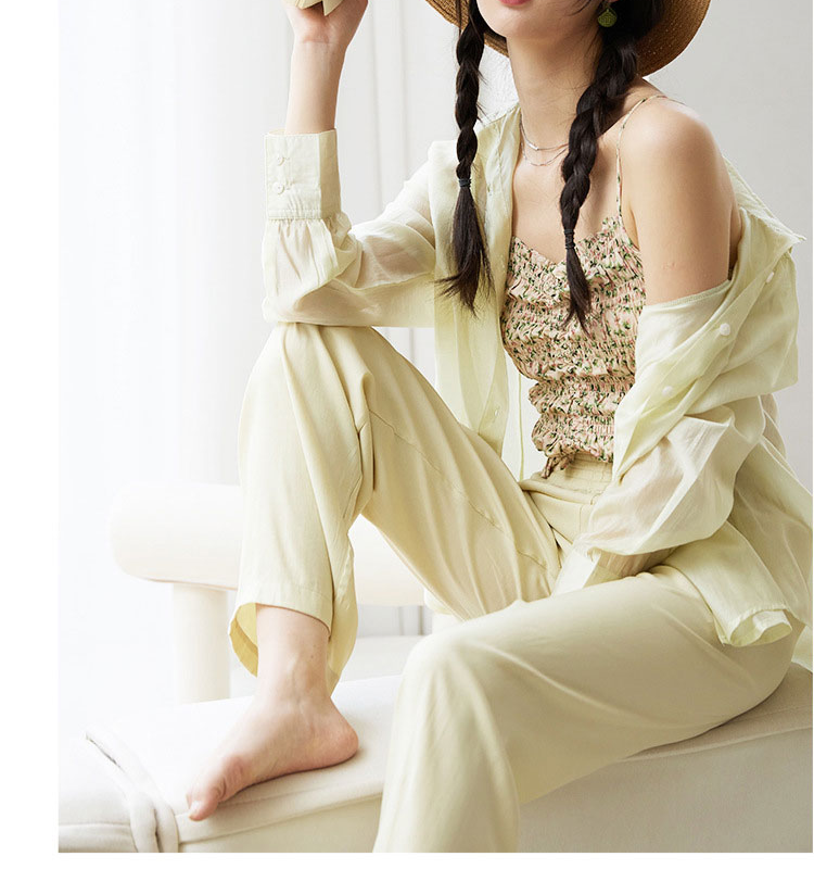 日常使いにぴったりの極薄UVカットシャツ