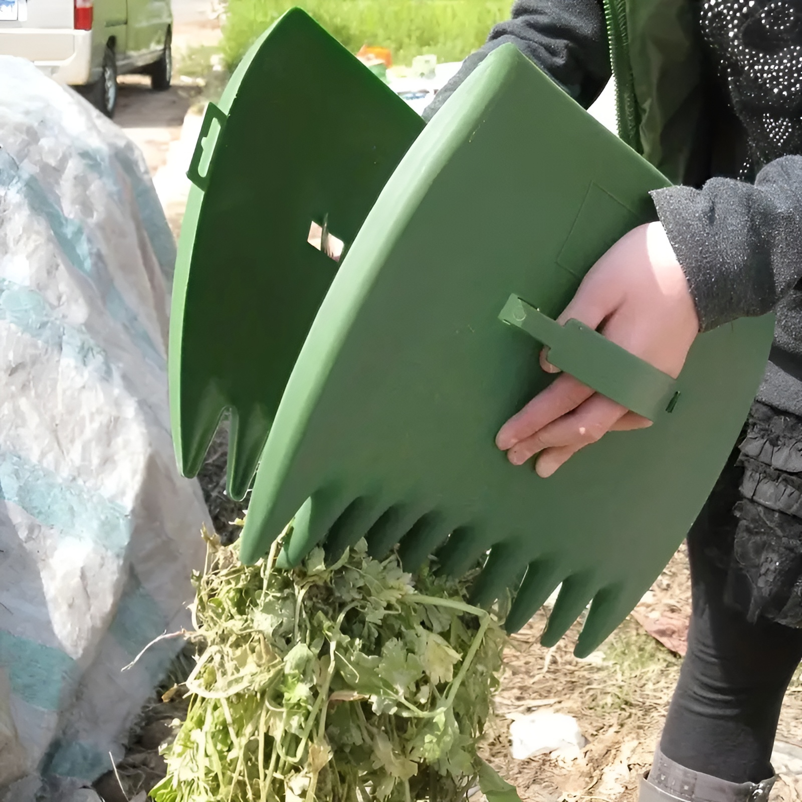 ガーデニング作業に便利な屋外用レーキ