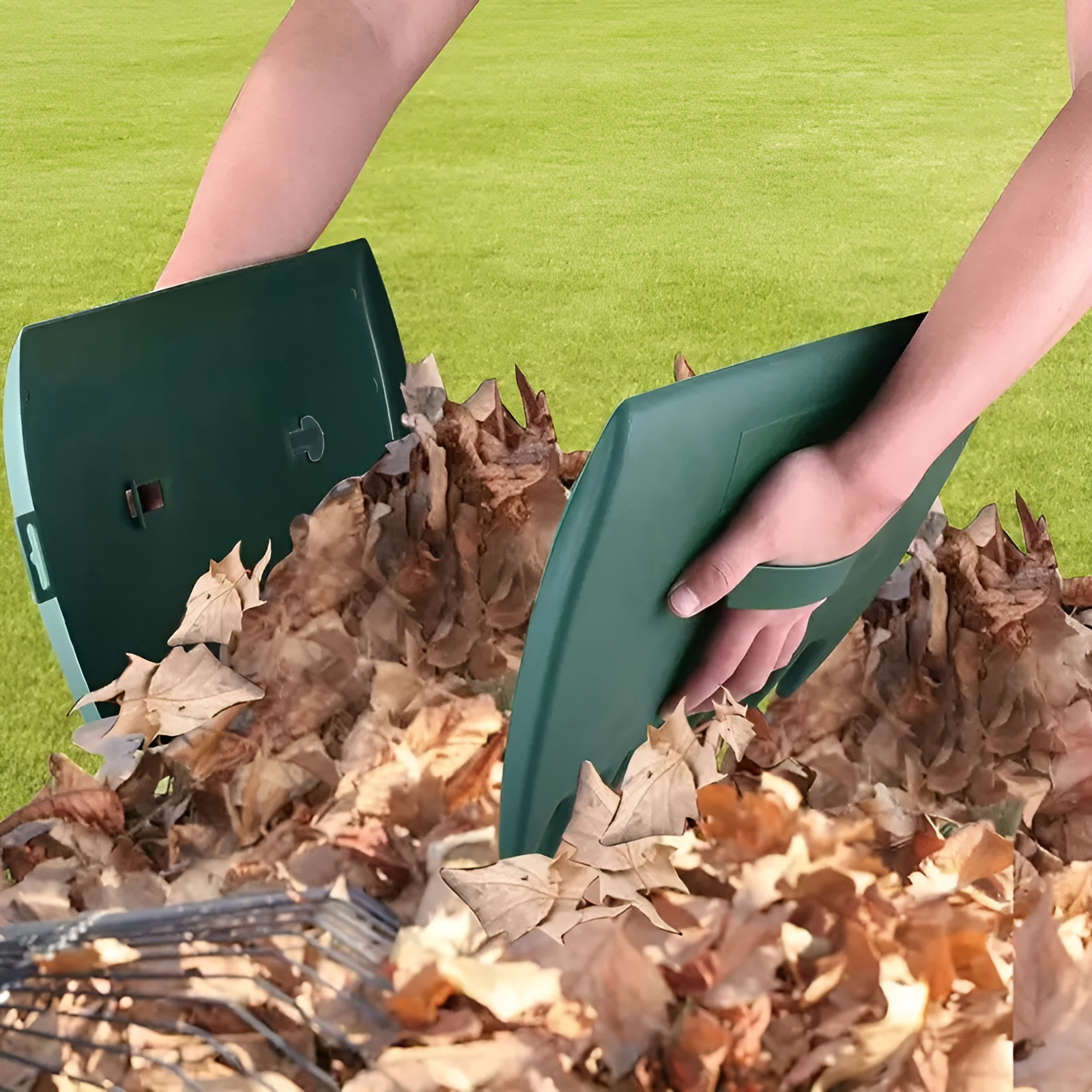 屋外用リーフクリップで落ち葉を集める様子