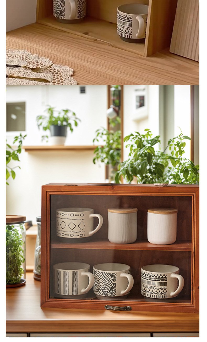 レトロ感あふれる木製コーヒーカップ収納