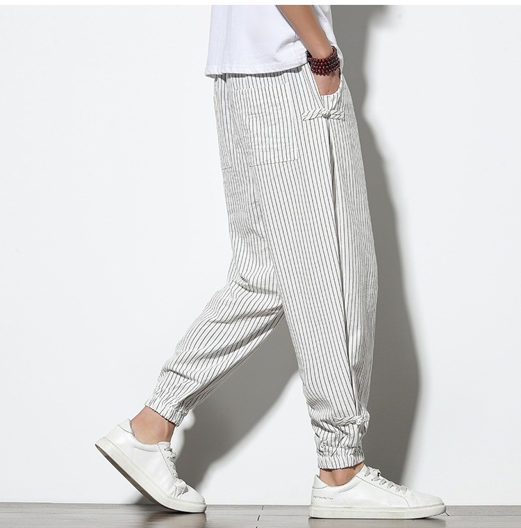 リラックス感あふれるサルエルパンツ後ろ姿