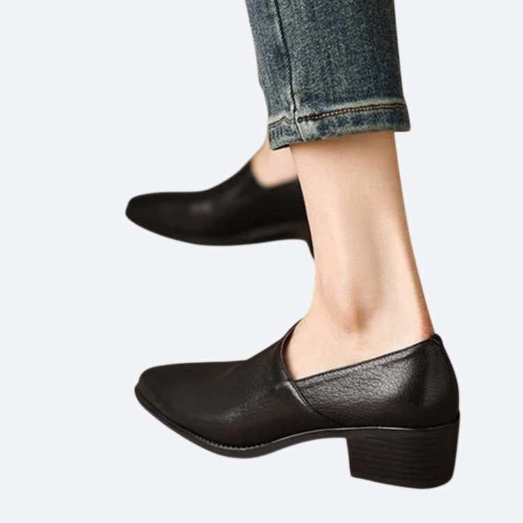 حذاء من جلد الغنم مع مقدمة مدببة بتصميم عتيق