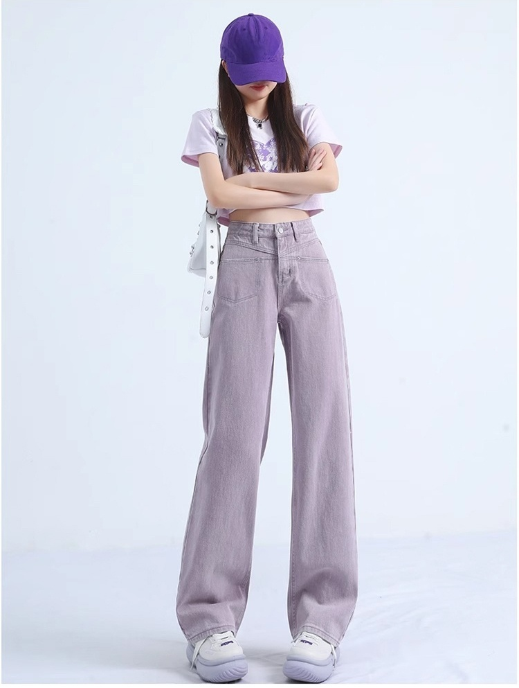 ゆったりとしたシルエットのデニムパンツ