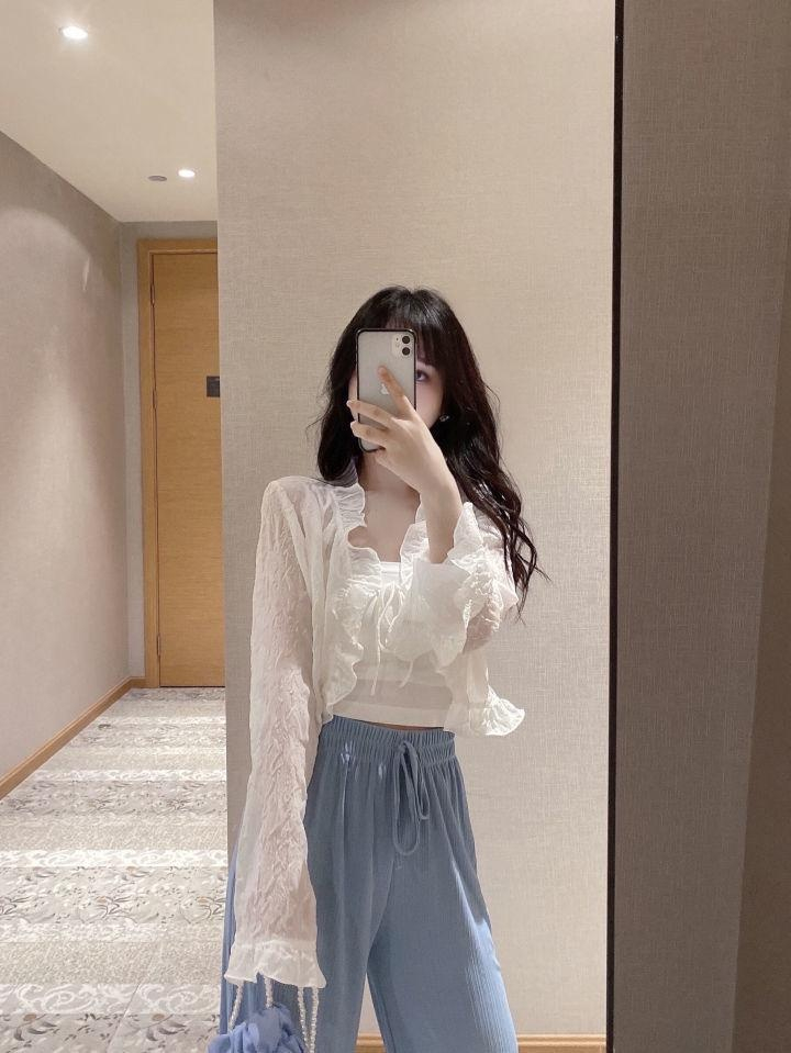 다양한 각도에서 본 느슨한 래시가드