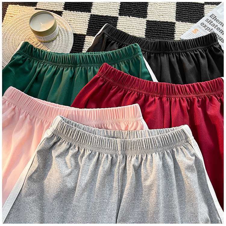 カジュアルコーデに合わせやすい白ショートパンツ