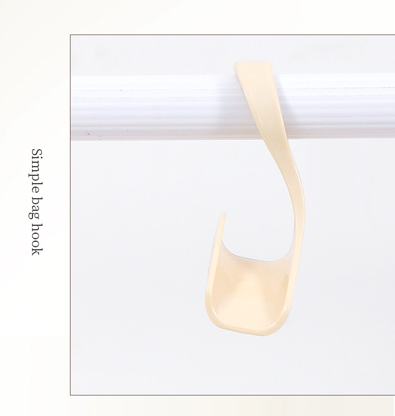 여러 개의 가방이 걸려있는 아치형 걸이