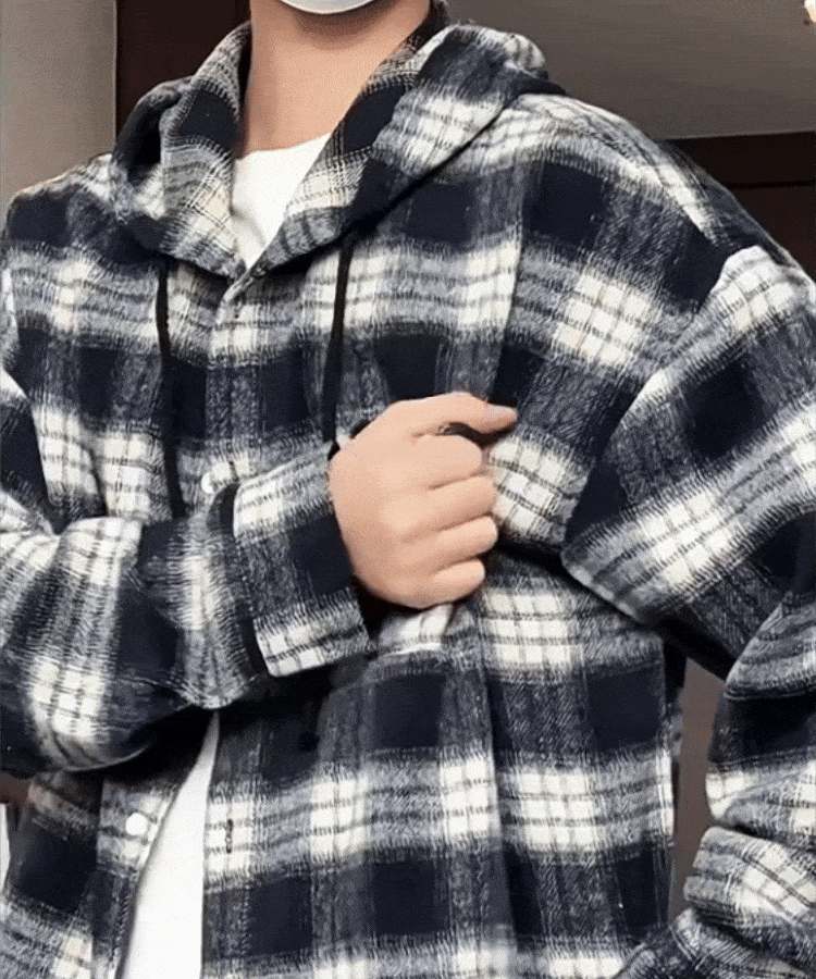ルーズスタイルのフード付きチェック柄シャツ