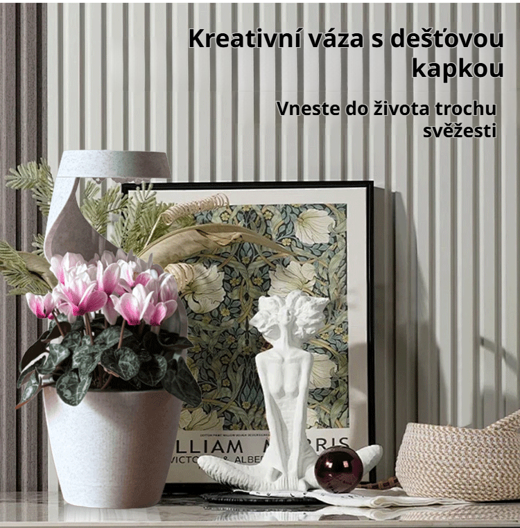 Váza inspirovaná dešťovou kapkou na dřevěném stole