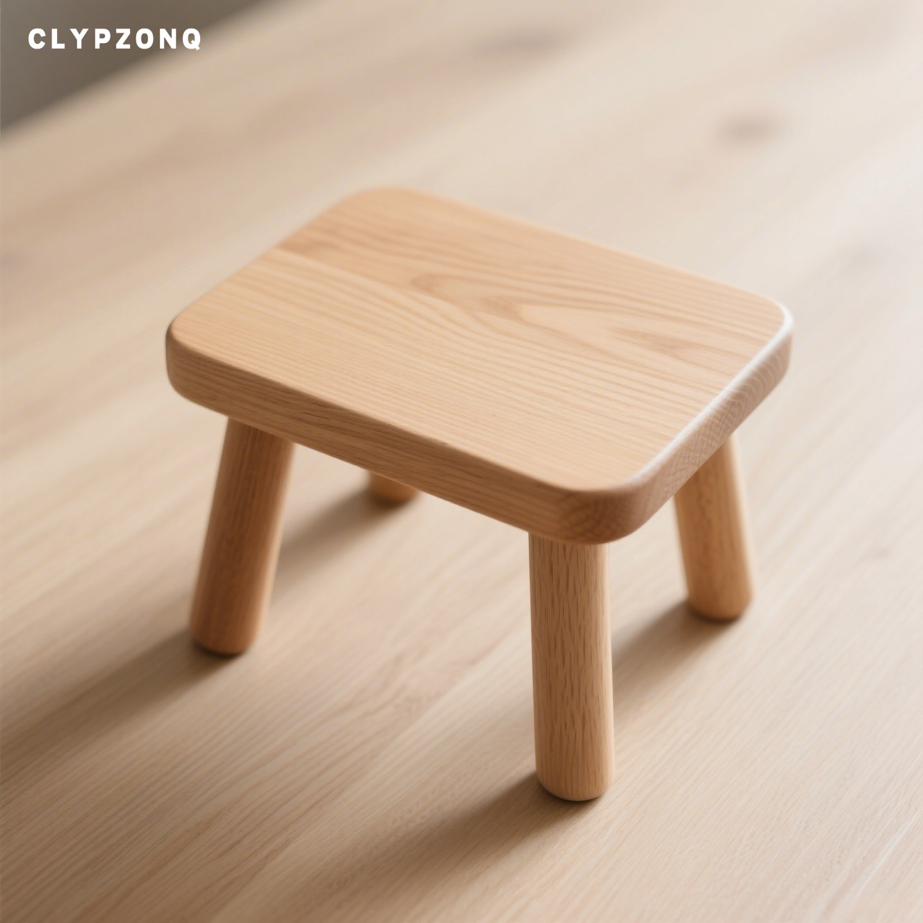 無垢材の小さなスツール正面画像