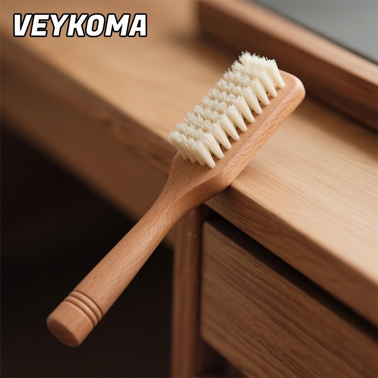 고급 원목으로 제작된 나무 옷 브러시