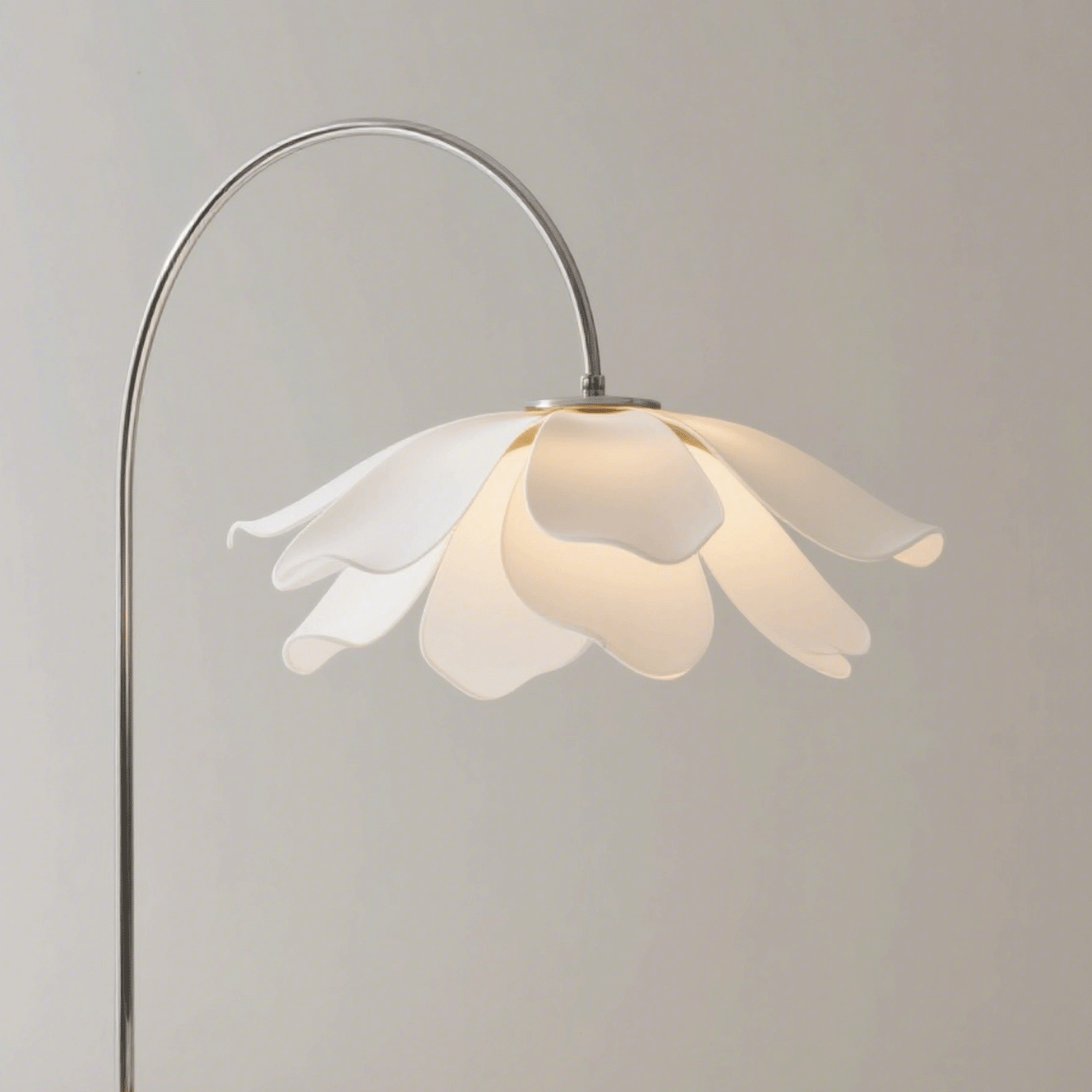 Moderne minimalistische Stehlampe aus Kupfer mit Blütenblättern im Wohnzimmer