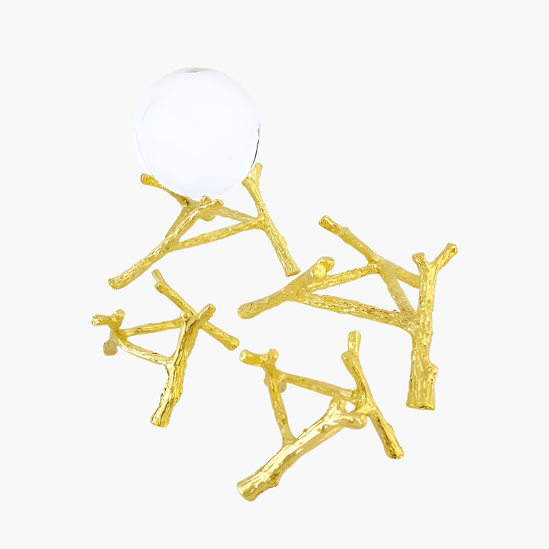 枝玉飾りの置物です