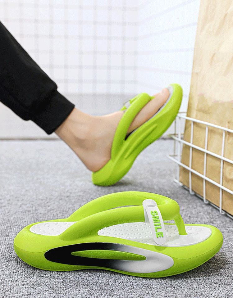 呼吸するサンダル！13万個の通気性のあるナノポアを含み、夏のお出かけでも足を常に爽やかで乾いた状態に保ちます。