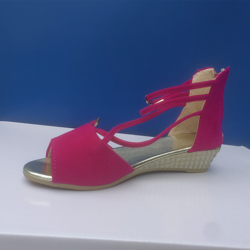 女性用ジッパー付きサンダルの着用イメージ