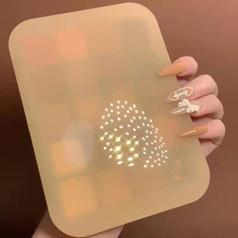 Paletka očních stínů s 20 odstíny kaštanové barvy