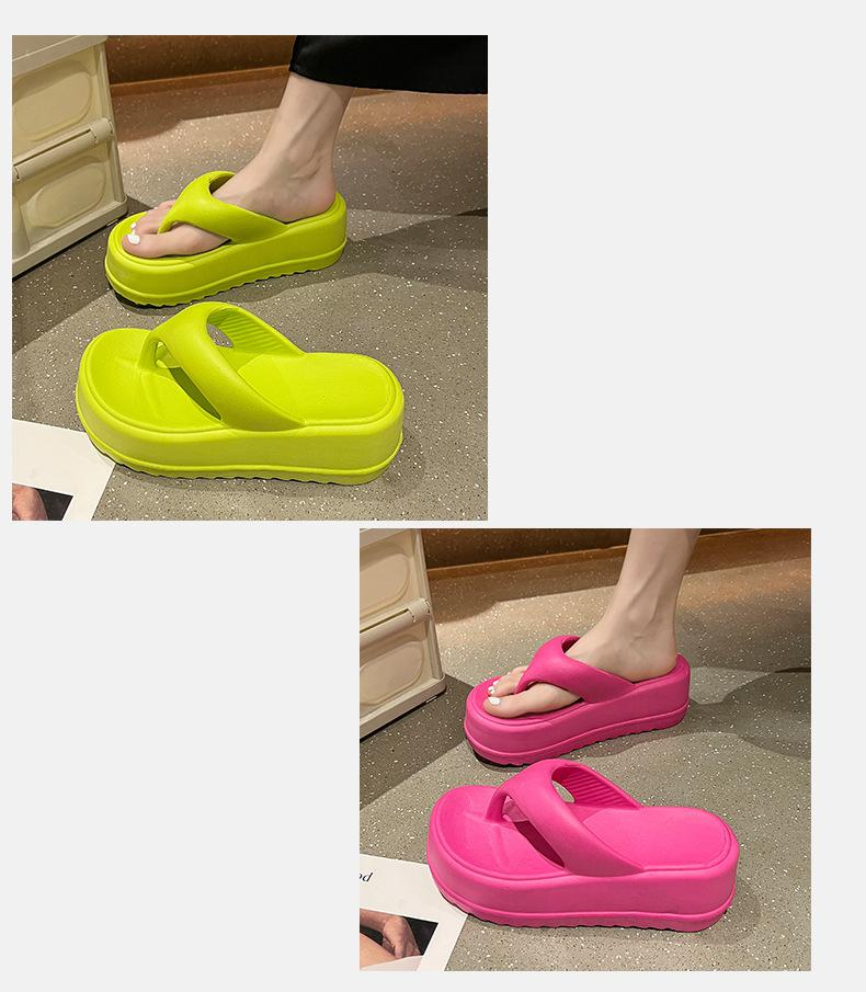 웨지 힐 디자인의 여성용 슬리퍼 측면